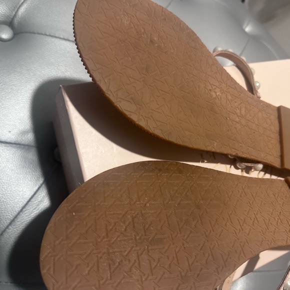 New Jewel Badgley Mischka Women's Grant Blush Satin, Pearl Stud Sandals size 11 - Picture 3 of 6